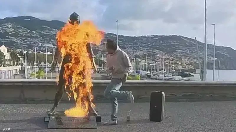 شاب يشعل النار في تمثال رونالدو